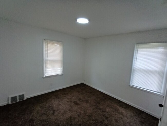Building Photo - 3 bedroom 1.5 bath brick bungalow - AVAILA...