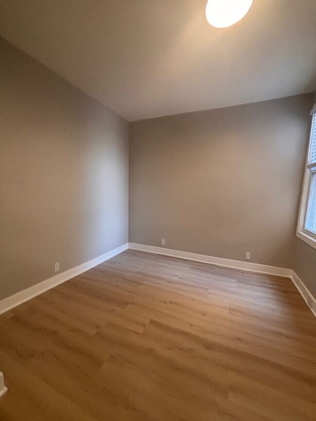 Building Photo - Beautifully remodeled modern 3 bedroom 2 bath unit