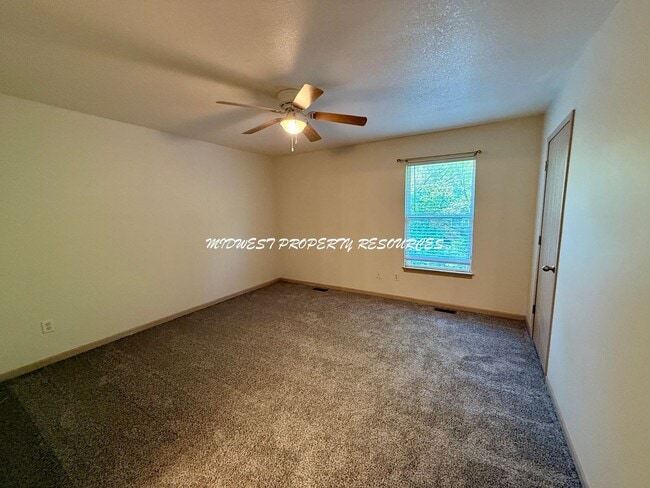 Building Photo - Highly Desired 3 Bd End Unit For Lease
