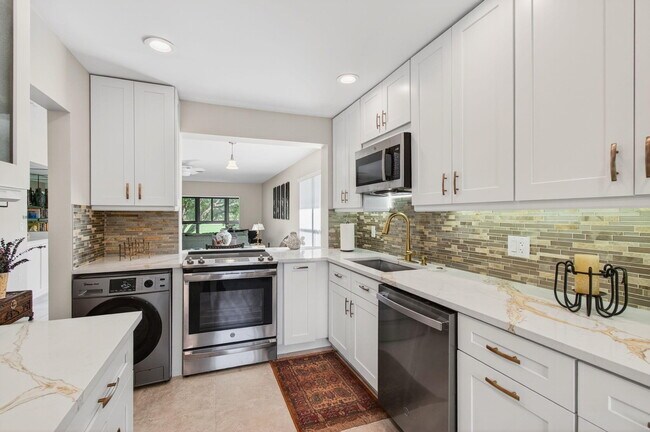 Building Photo - 30 Southport Ln