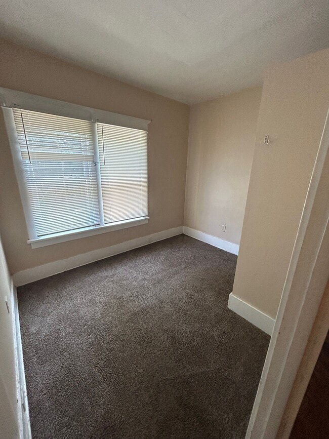 Building Photo - 63 Montrose Ave