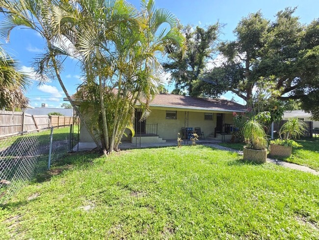 Primary Photo - Cute 1 bed/ 1 bath Duplex Available now in...