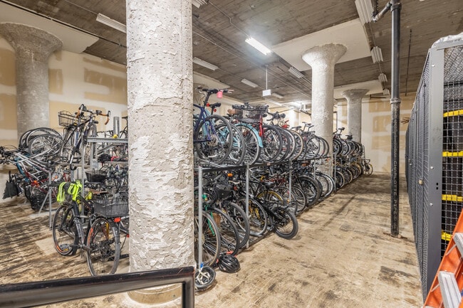 Building Photo - 758 N Larrabee St