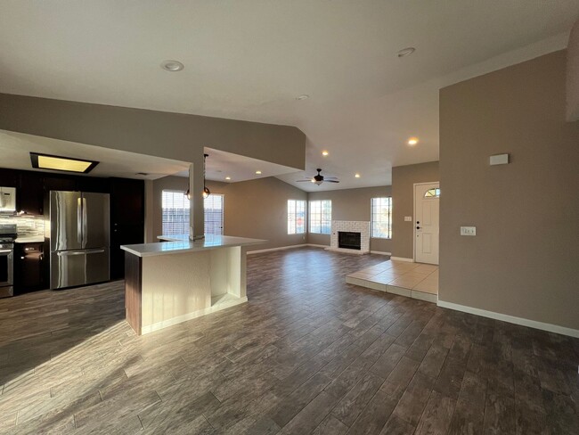 Building Photo - Beautiful 3 Bedroom 2 Bathroom House in Co...