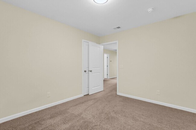 Building Photo - Beautiful FOUR bedroom townhome in Goose Creek!