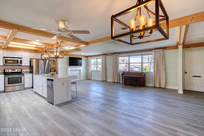 Building Photo - 3041 N Oleander Ave