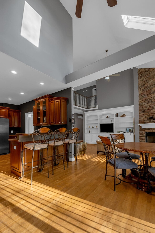 Building Photo - 2185 Roswell Dr