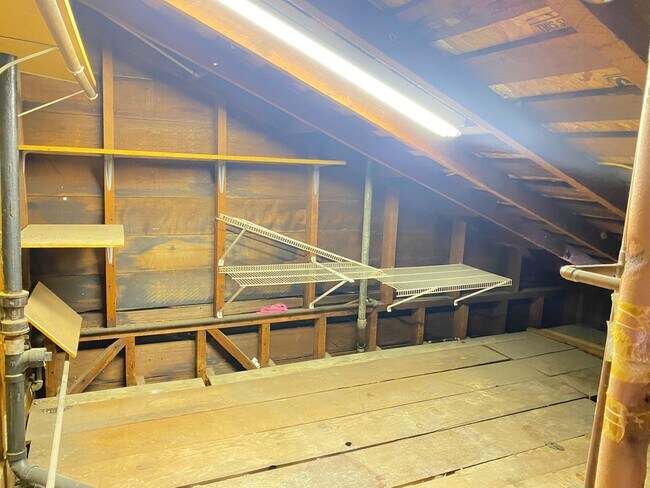 Building Photo - REFRESHED Craftmans Style Upstairs One Bed...