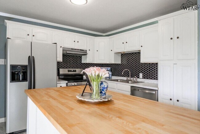 Building Photo - 4024 Hooper Dr