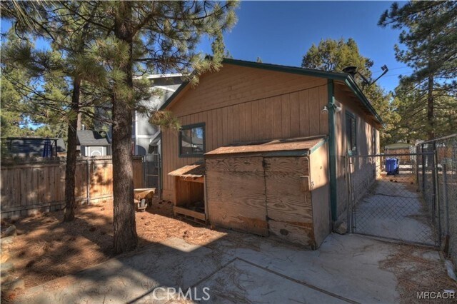 Building Photo - 949 Pine Ln
