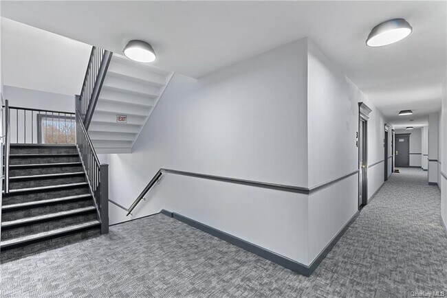 Building Photo - 633 Old Post Rd