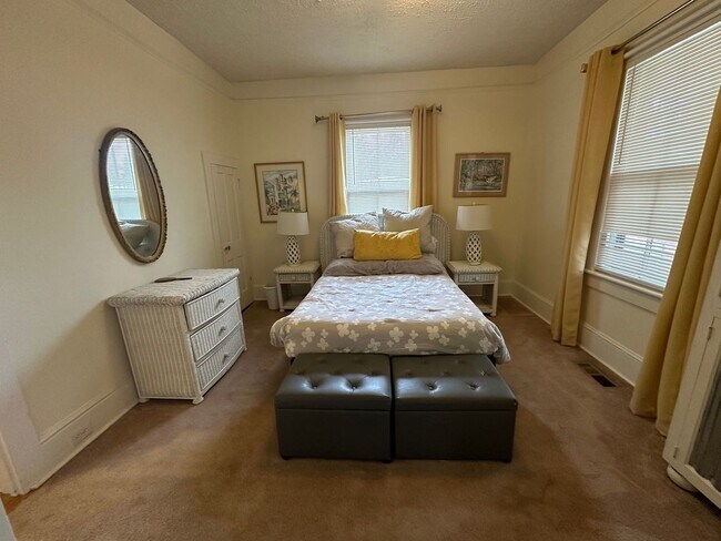 Building Photo - Charming 1 Bedroom, 1 Bath Furnished Or Unfurnished Home Available for Rent with Flexible Lease T...