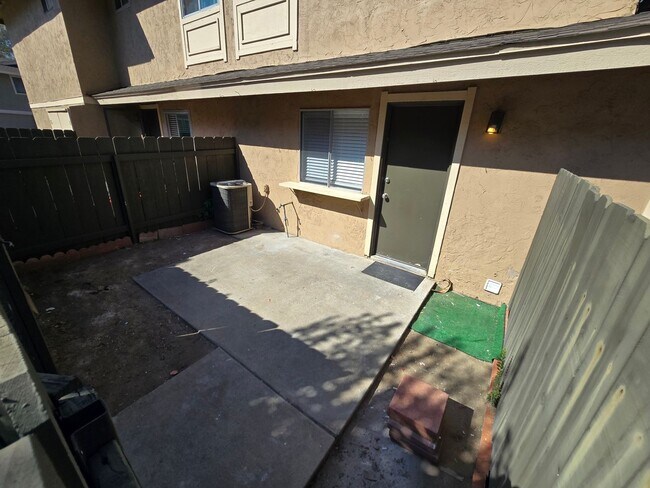 Building Photo - 910 Amistad Ct
