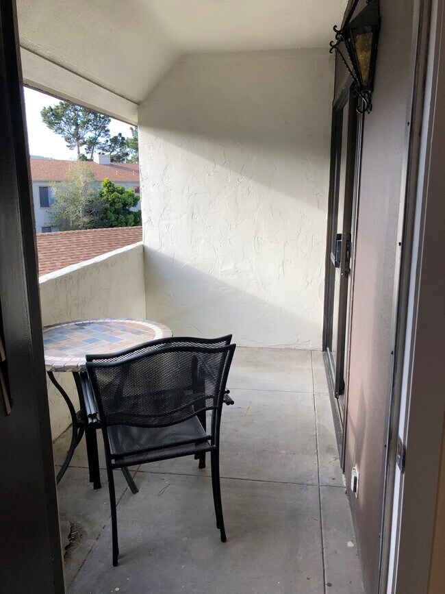 Building Photo - Great 2 bedroom condo, all utilities included, walking distance to Naval Postgraduate School and MPC