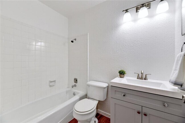 Building Photo - 11904 Broad Oaks Dr