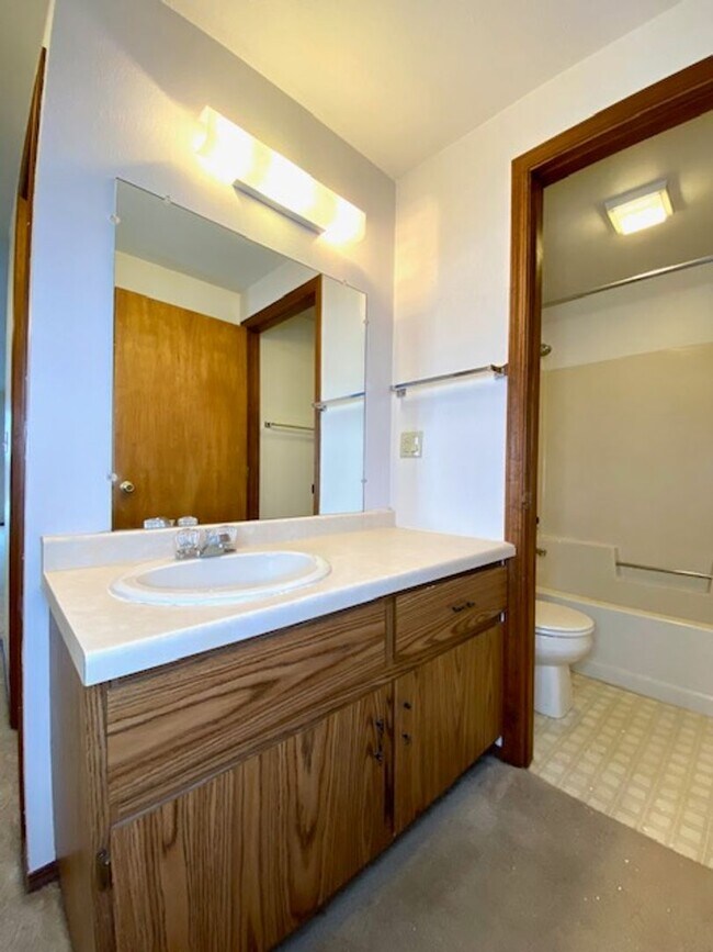 Building Photo - Cozy 1 Bedroom 1 Bath Lower Apartment W/Garage & Coin-Op Laundry!