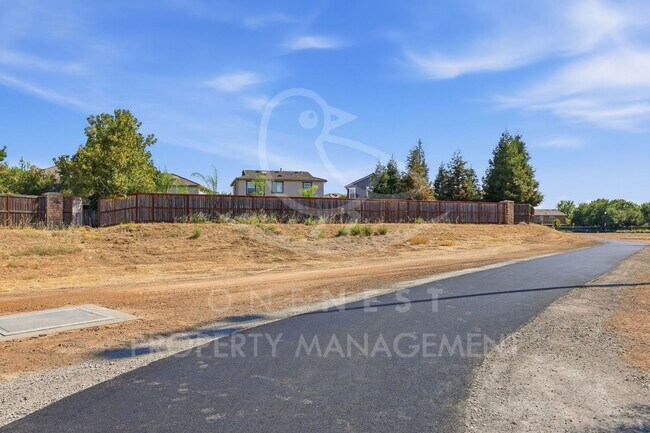 Building Photo - 2708 Woodfield Way