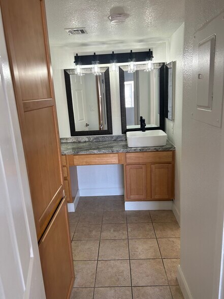 Master 2 bath - 3825 E Camelback Rd