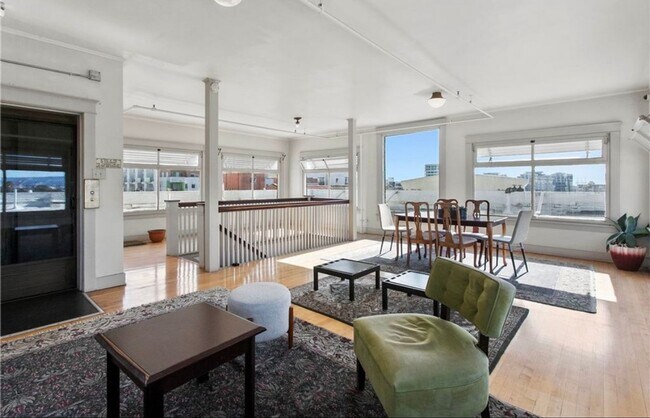 Building Photo - Charming Studio with Vintage Appeal