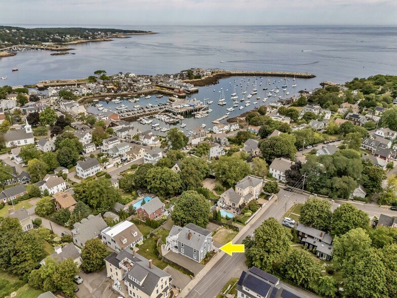 An easy walk to the water and restaurants - 4 Pleasant St
