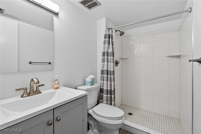 Building Photo - 5 High Point Cir W