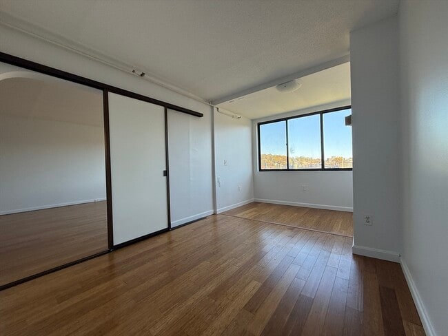 Building Photo - 1731 Beacon St