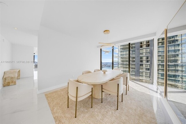 Building Photo - 700 NE 24th St