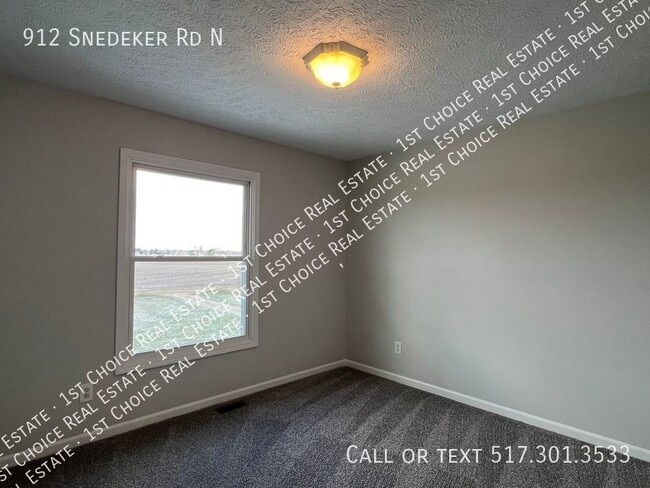 Building Photo - 912 Snedeker Rd N