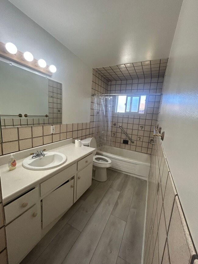 Building Photo - East End 4 Bedroom Home!