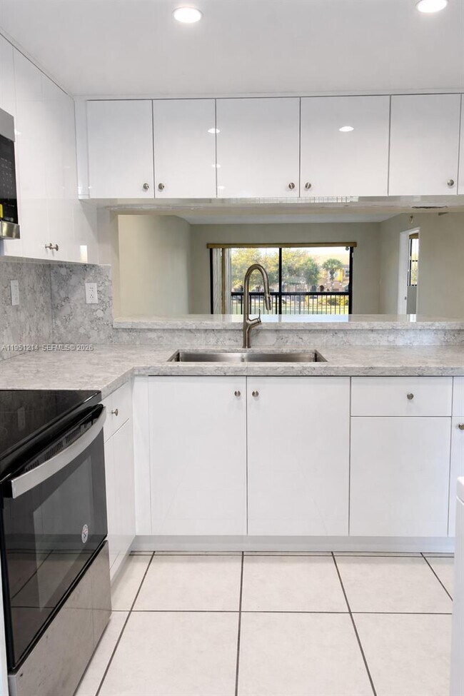 Building Photo - 10255 NW 9th St Cir