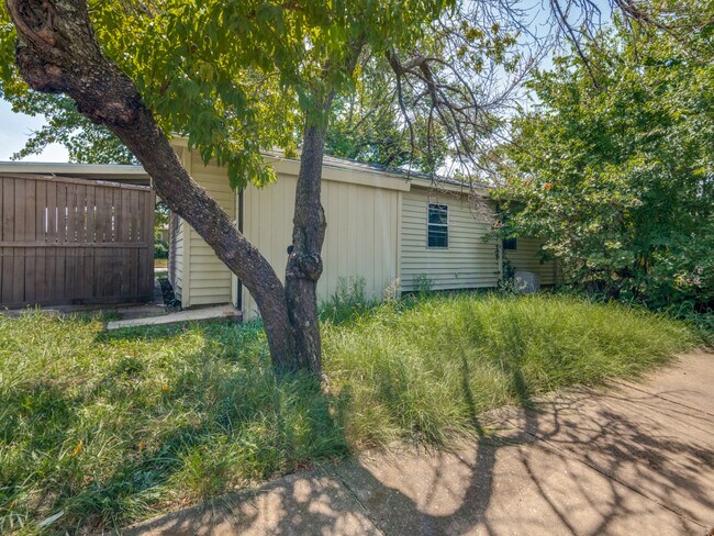Building Photo - 9311 Oakland Dr