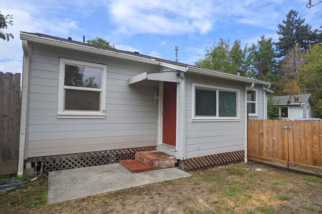 Building Photo - 2069 Holly St