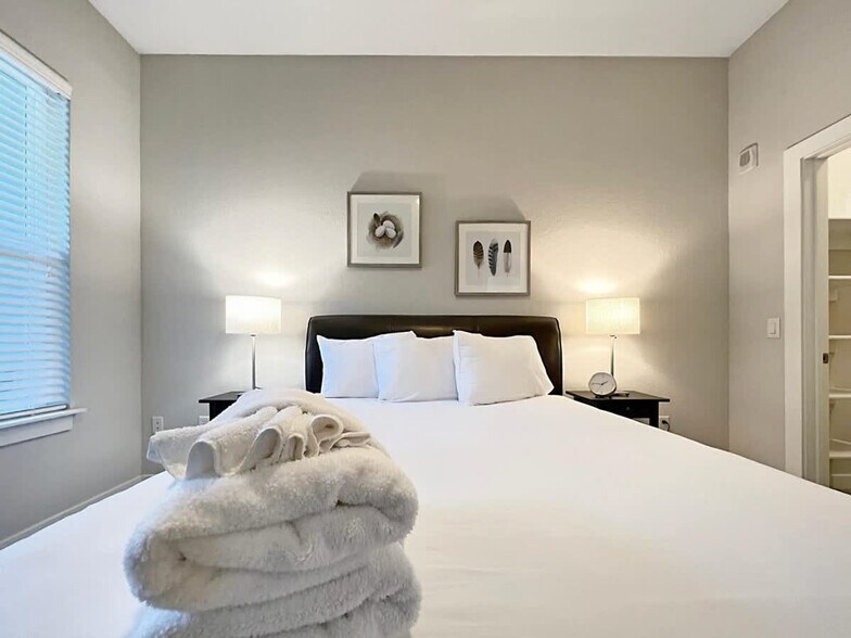 Building Photo - 2615 N Grady Ave