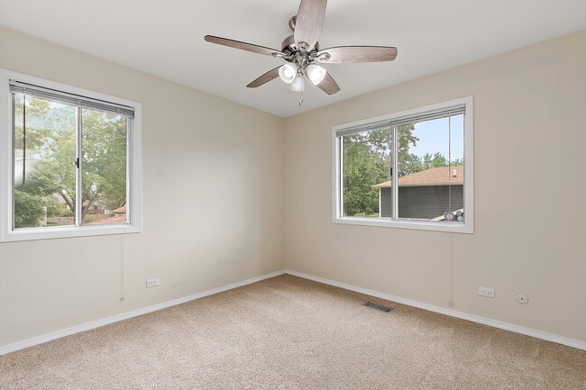 Building Photo - 320 Thistle Dr
