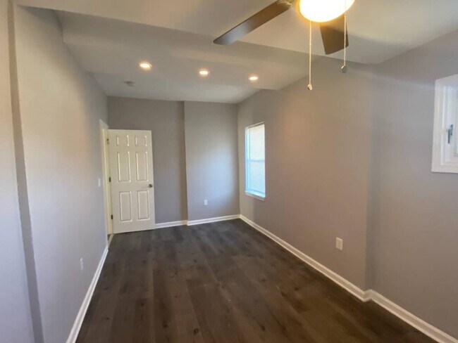 Building Photo - 15 S Long St