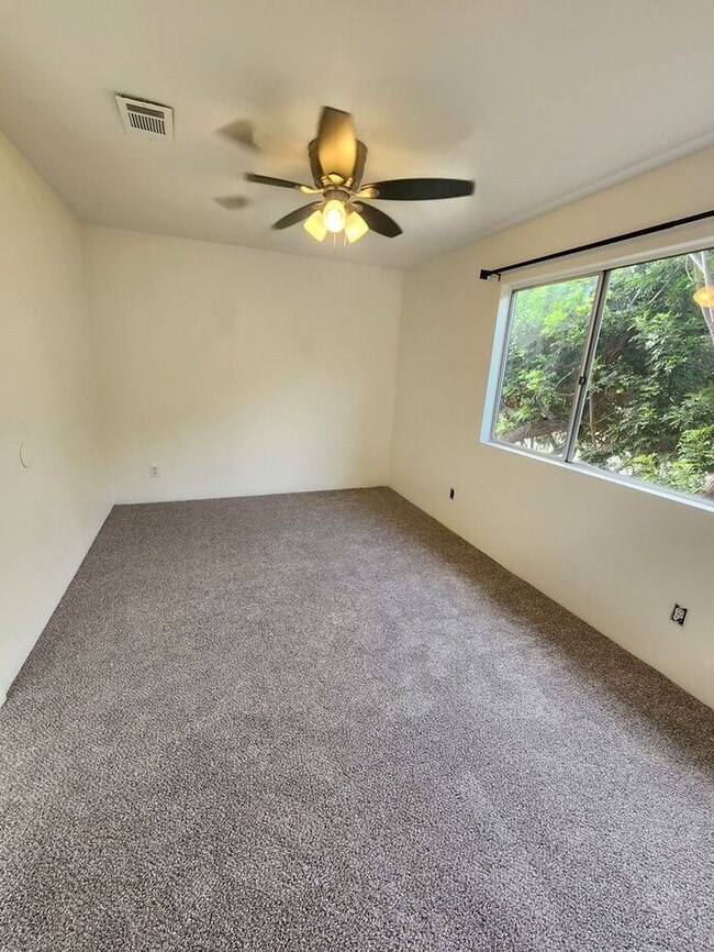 Building Photo - $1000 REBATE! SPACIOUS 3BR / 2BA unit with...