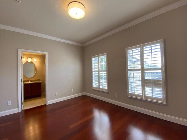 Building Photo - 4570 Virginia Dr