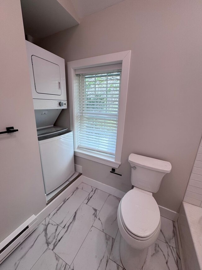 Building Photo - Trendy Urban Loft