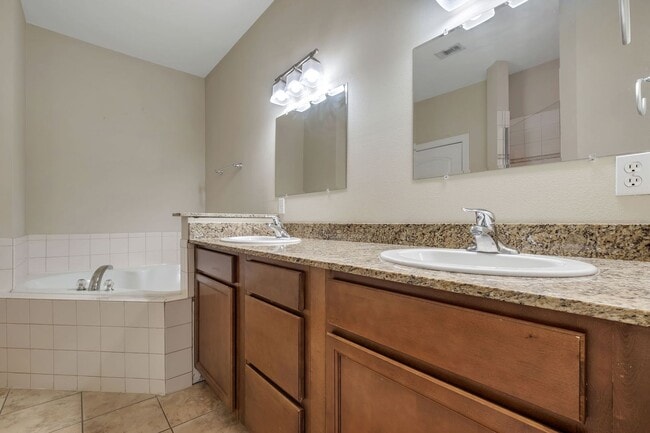 Building Photo - Midtown Tallahassee Townhome