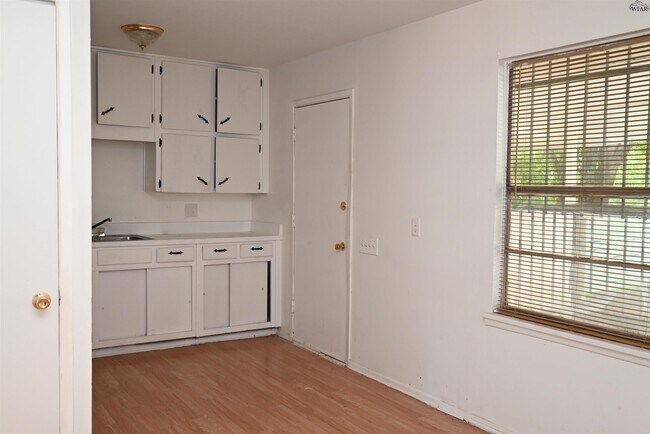 Building Photo - 1512 Parkdale Dr