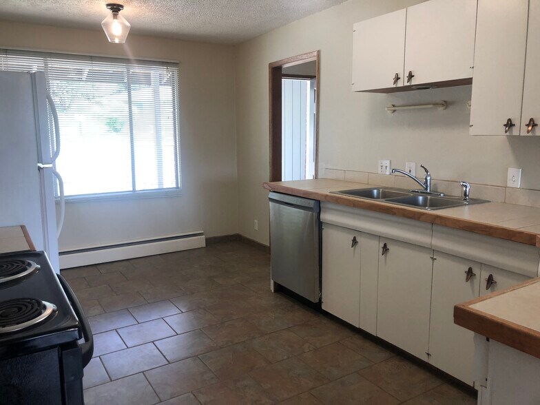 Building Photo - 1265 NE Hillside Dr