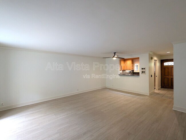 Building Photo - 8850 Villa La Jolla Dr