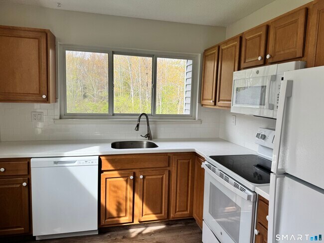 Building Photo - 11 Hilltop Dr