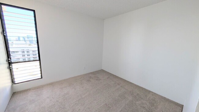 Building Photo - Newly remodeled Large 3 bed/2 bath/2 parking end unit with ocean and city views