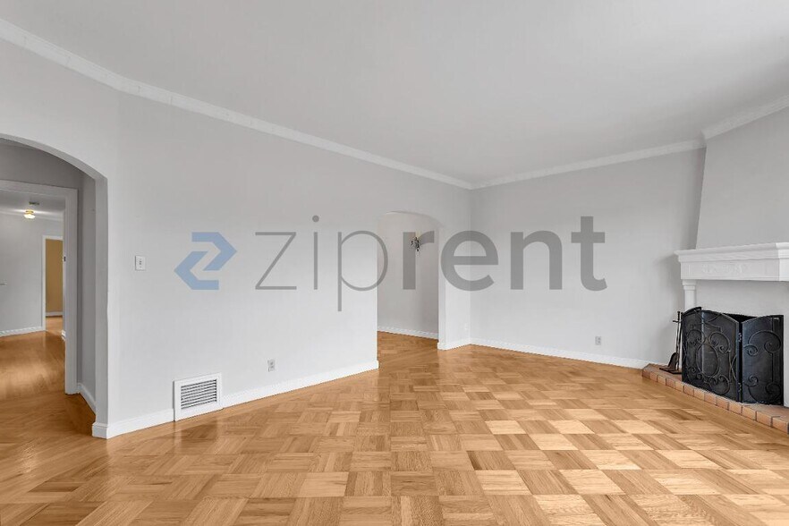 Building Photo - Unit