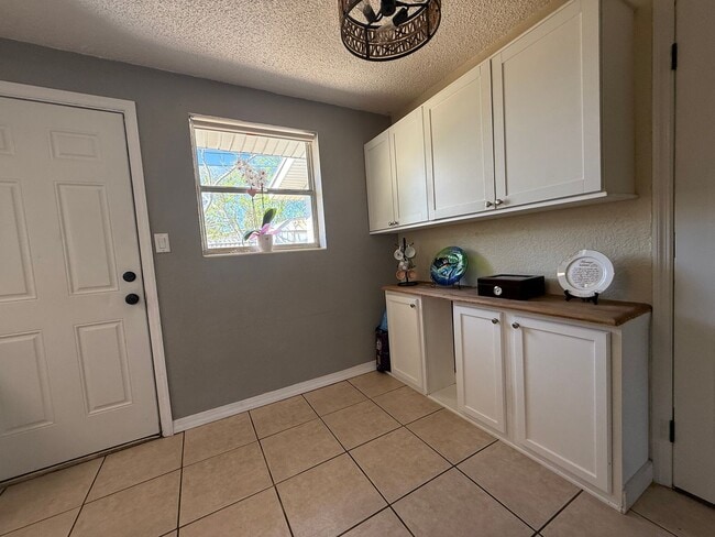 Building Photo - Great Location-3 Bedroom Daytona Beach Home w/Large AMAZING Backyard!