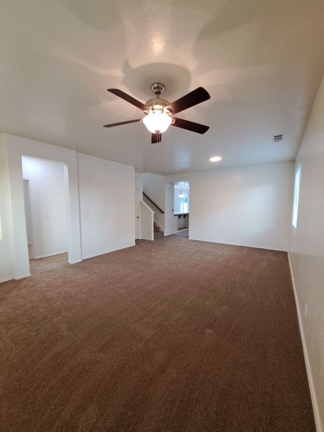Building Photo - Comfortable Two-Story 4BR Home in Fresno!