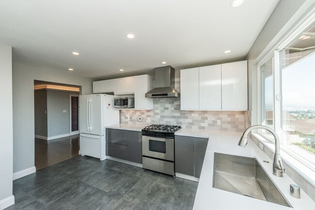 Building Photo - Updated 4 Bed / 2.5 Ba Home in Millbrae Mi...