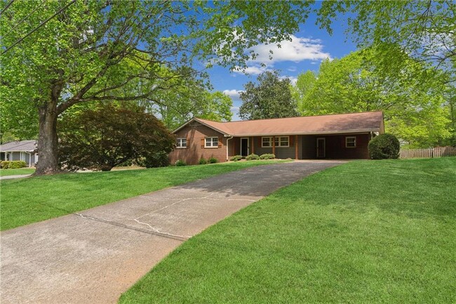 Building Photo - 345 Meadow Dr