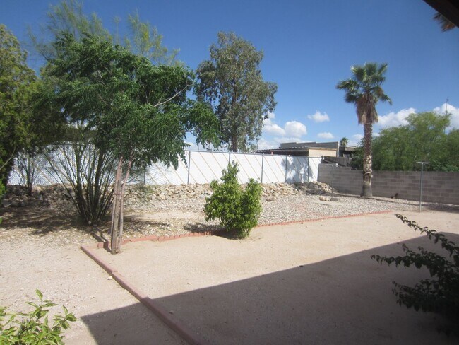 Building Photo - Clean & Cozy 3 Bed.  2 Bath Home With Big ...